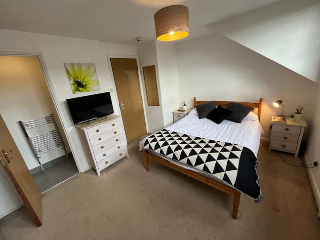 CR4-Large Room with Private Shower + Hand Basin Main Photo
