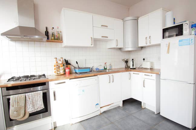 2 Rooms in a 3 Bed Flat Bills Included Main Photo