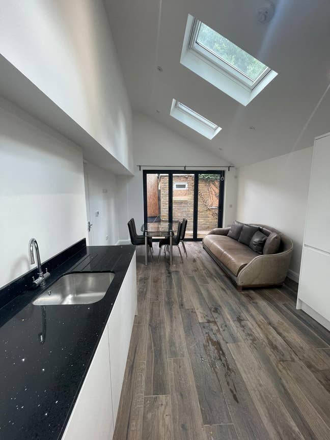 Luxurious Fully Furnished En-suite Double Room.  Main Photo