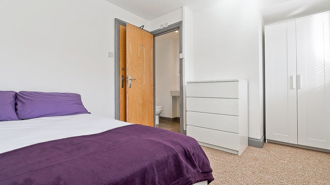 Ensuite Bedroom-Bills & Wifi included Main Photo