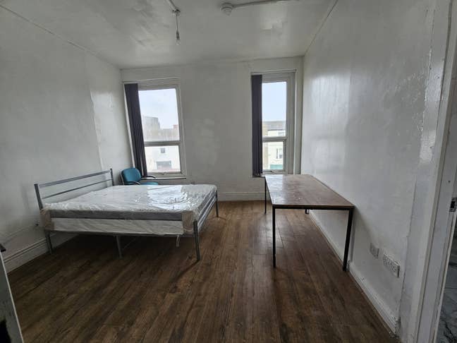 Studio room is available for rent in - S3  Main Photo