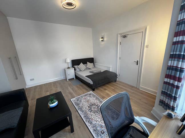 Large Furnished En-Suite Double Room Main Photo