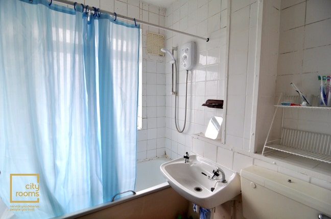 Spacious Double Room | Bow E3 | Great Transport Main Photo