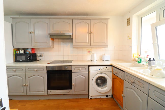 Spacious Double Room | Bow E3 | Great Transport Main Photo