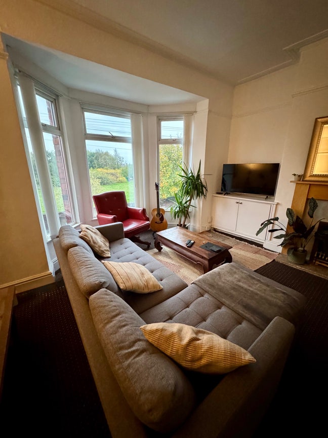 Large furnished double room in a spacious flat  Main Photo