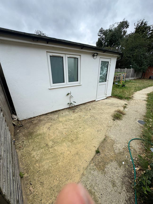 1 Bed Studio flat (RM8) Main Photo