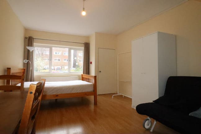 2x doubles 60 seconds walk to Canary Warf station Main Photo