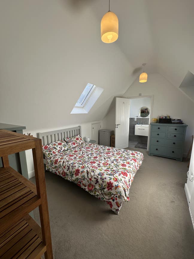 Double room with ensuite in spacious house Main Photo