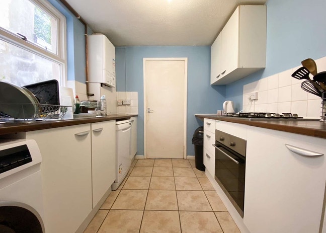 Room for rent in 4 bedroom house Main Photo