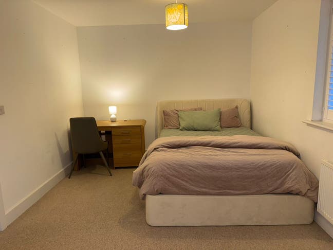 Serene King Room in Windsor Main Photo