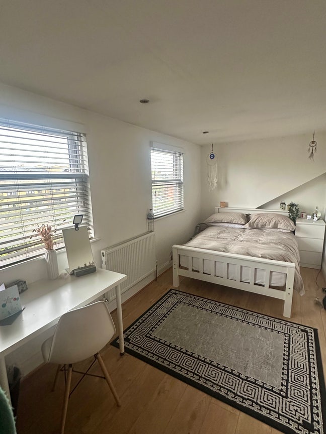 Large Double Room, Garden & Open Living Main Photo