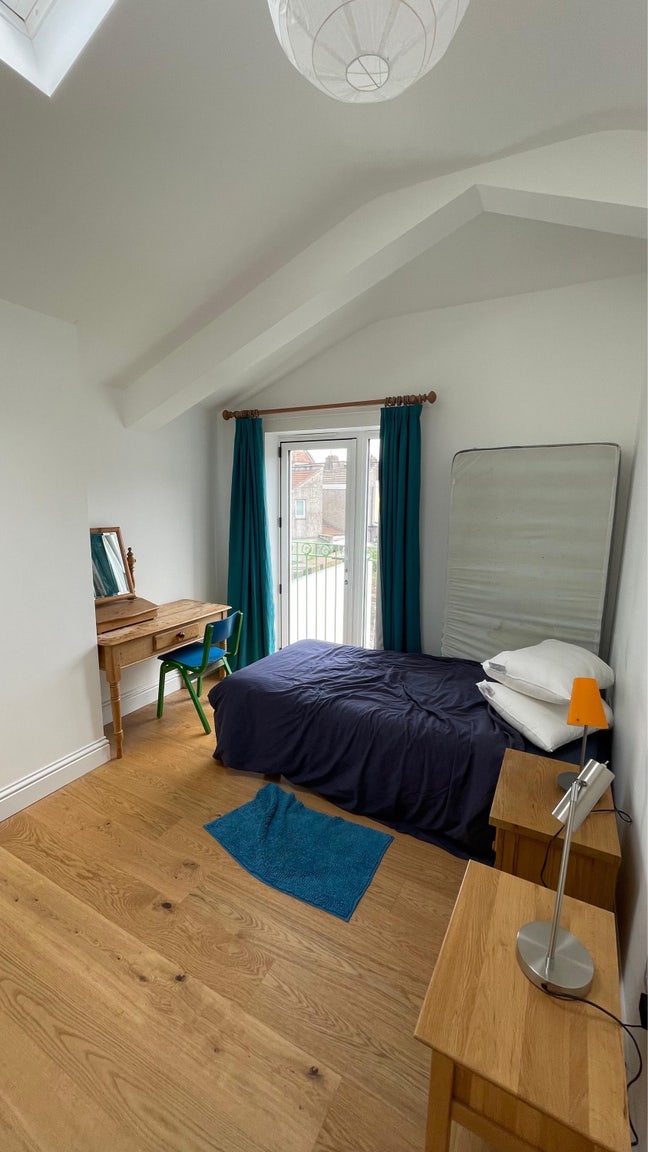 Lovely light room in Windmill Hill - bills inc! Main Photo