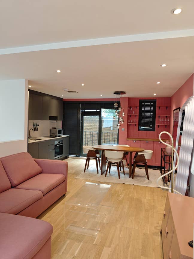 Flat Share E2 Bethnal Green - Ensuit with balcony Main Photo