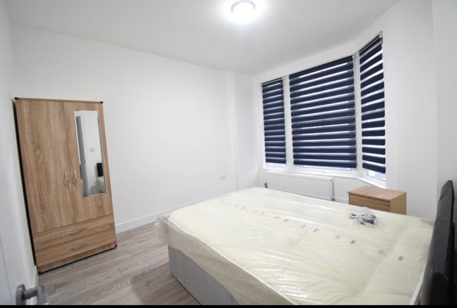 Beautiful Double Room in Edmonton N18 Main Photo