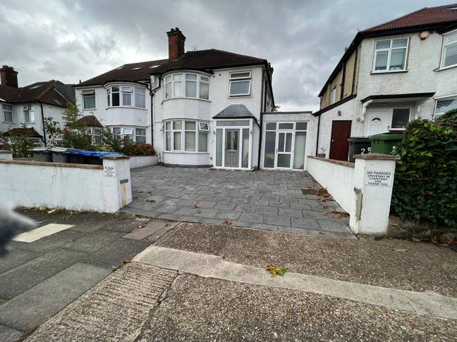 Double Room in a Gorgeous House on NW2 Available!! Main Photo