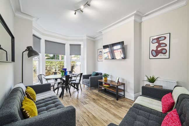 Spacious Luxury Rooms with Cinema Room  Main Photo