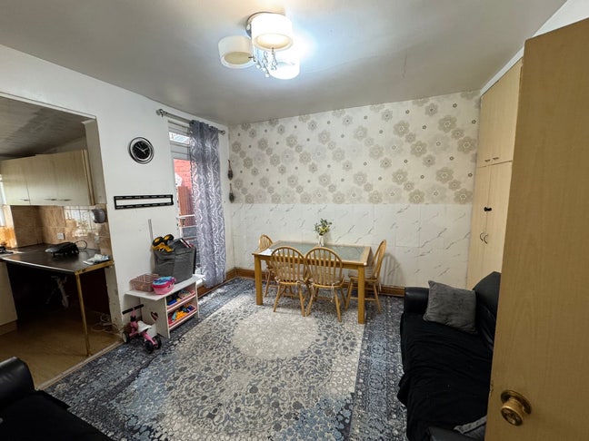 Furnished amazing room available near city center  Main Photo