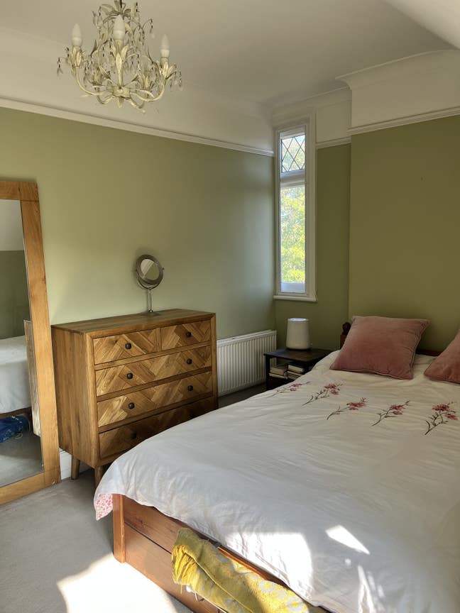 Lovely flat with excellent transport links  Main Photo