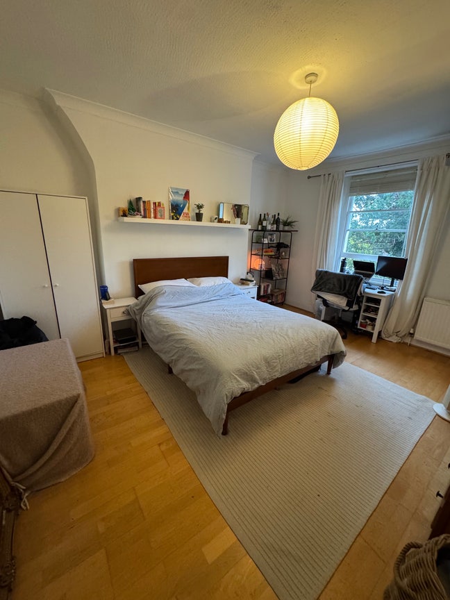 Spacious double room available - 5 mins from tube! Main Photo