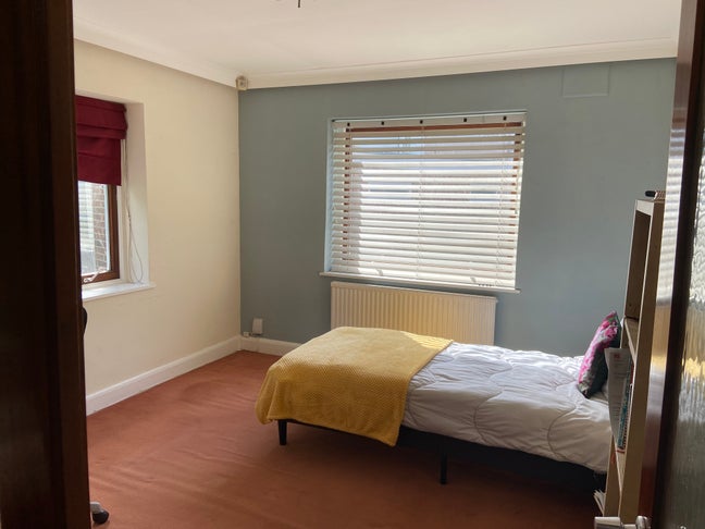 Lovely sunny double room, located in a quiet Close Main Photo