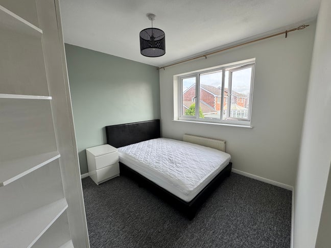 Newly decorated double bedroom near Aztec West Main Photo
