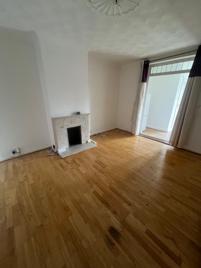 Bright and Airy 4 Bed Available in Dagenham  Main Photo