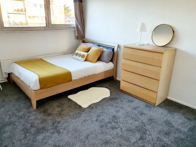 Spacious room near Stratford Main Photo
