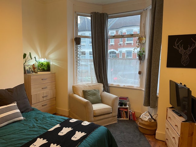 Bright double bedroom in Victorian house  Main Photo