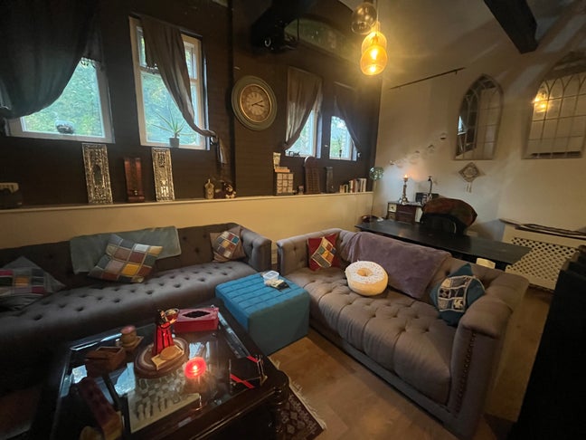 Spacious synagogue converted unique apartment Main Photo