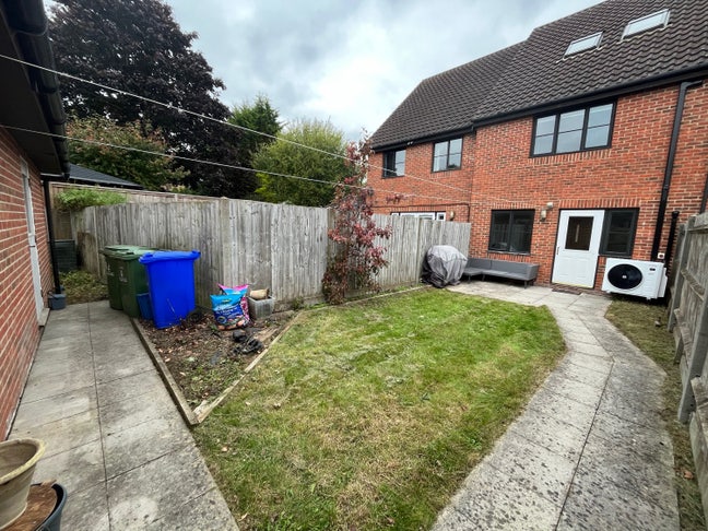 Air Conditioned Large Furnished Double Room  Main Photo