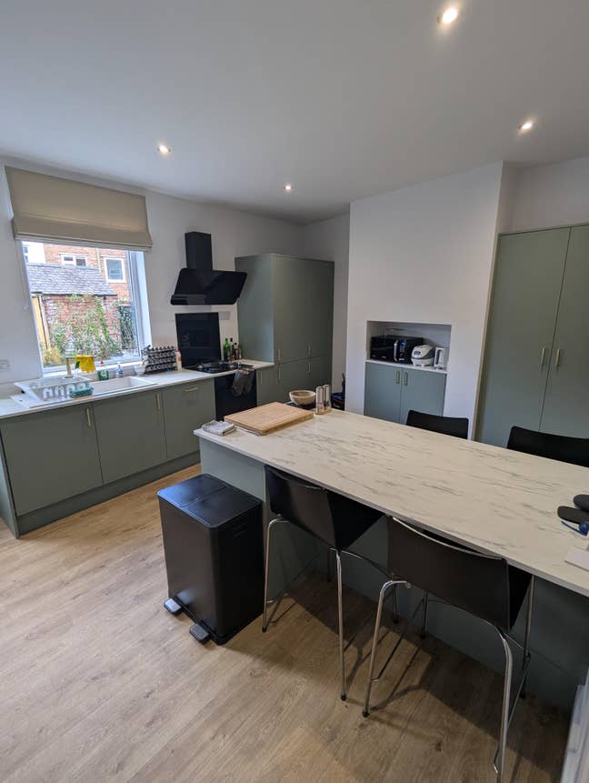 Large Double Room in Renovated S6 House Main Photo