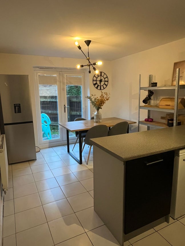 Spacious  Rooms ideal location M7 Main Photo
