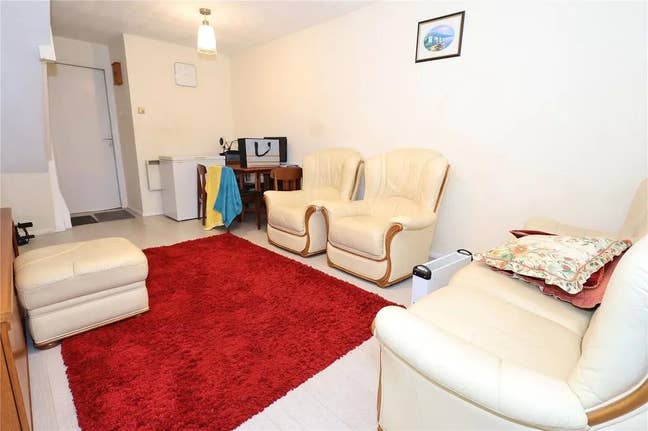 A decent 2 Bed Home neat to Woking Station Main Photo