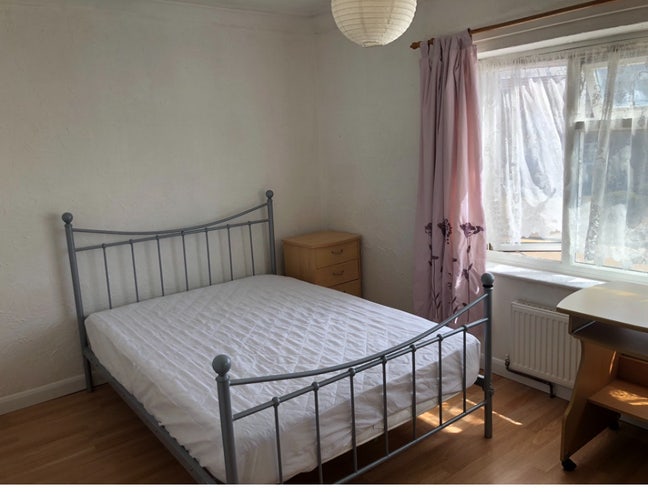 Basildon Great location, Town, Hospital, Station  Main Photo