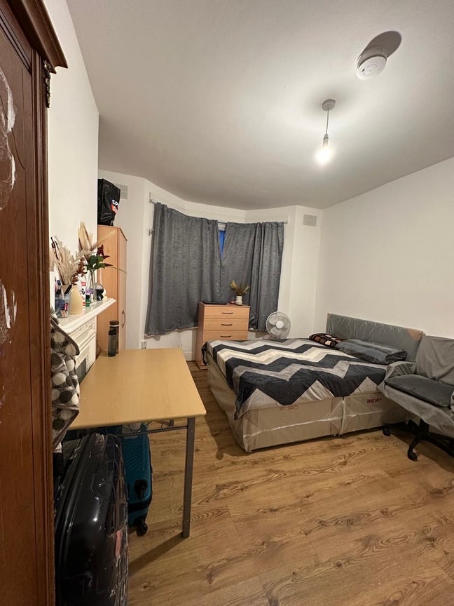 Double room available for rent in Hounslow East Main Photo