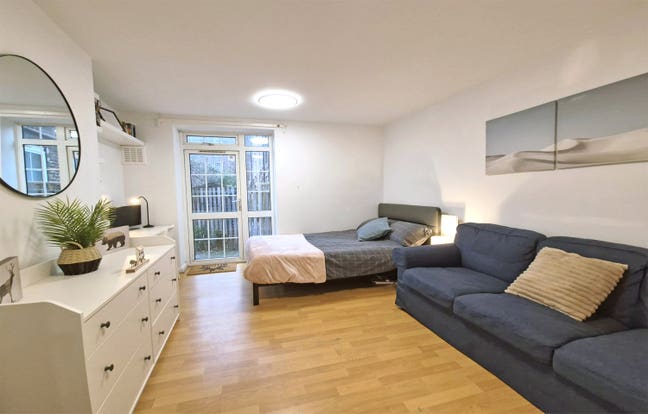 Bright Double Room in Bethnal Green Main Photo