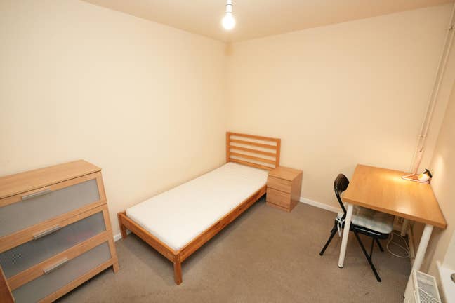 Single bed close to BV available from 13 Oct Main Photo