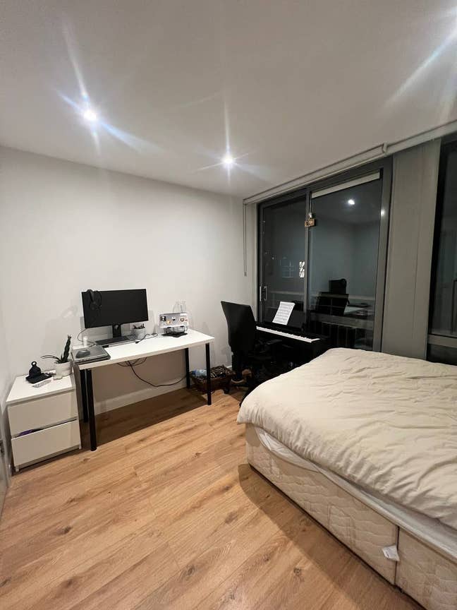 Bright double room in modern central flat Main Photo