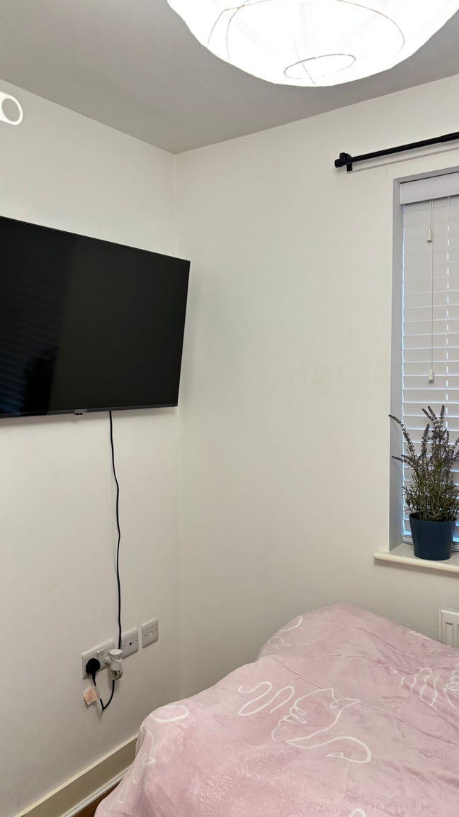 Beautiful Single room No Deposit Bills included  Main Photo