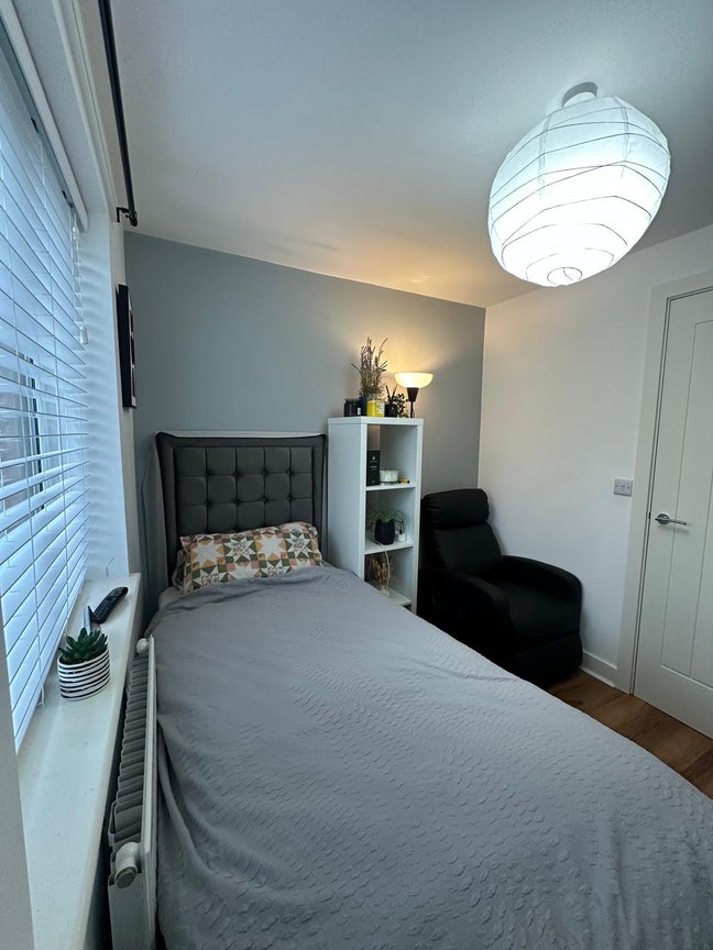 Beautiful Single room No Deposit Bills included  Main Photo