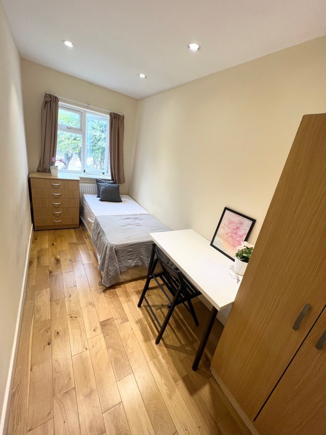 Super Cheap and Big Single Room  Main Photo