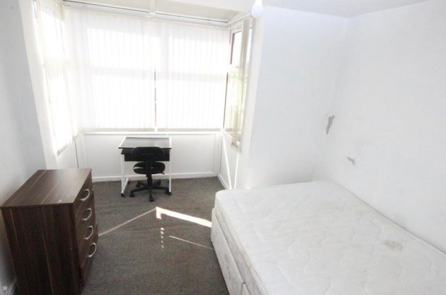 Central Avenue, Southend - Rooms To Let Main Photo