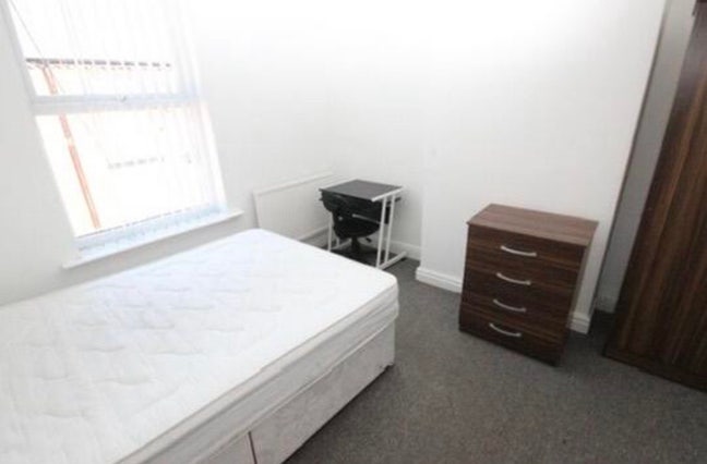 Central Avenue, Southend - Rooms To Let Main Photo