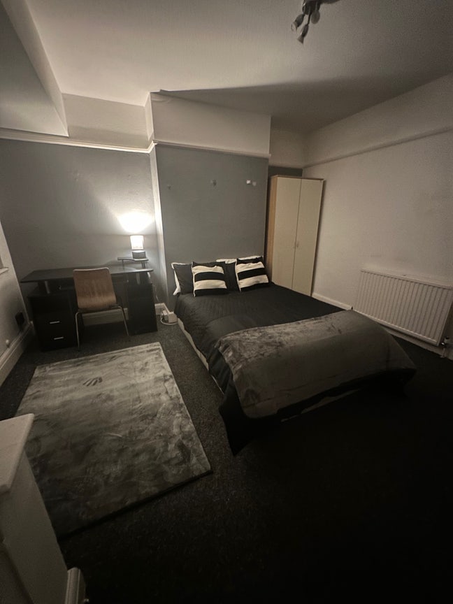 Stunning LARGE double bedroom  Main Photo