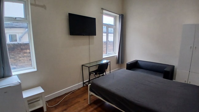 ST6 Large Double Ensuite + TV + Sofa + Fridge!! Main Photo