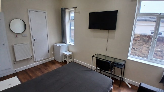 ST6 Large Double Ensuite + SmartTV + Sofa + Fridge Main Photo