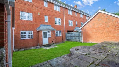 Designed For Comfort Property Near Sugar Way 🥰 Main Photo