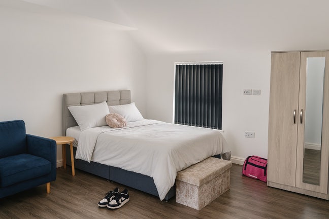Clean Studio Apartment Close to Train Station Main Photo