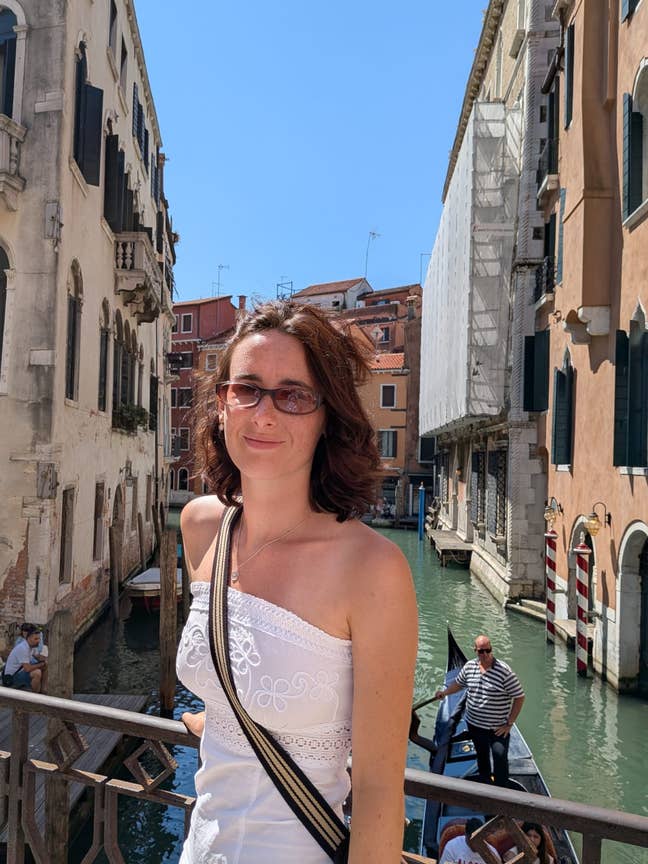 Professional Female seeks a double room Main Photo