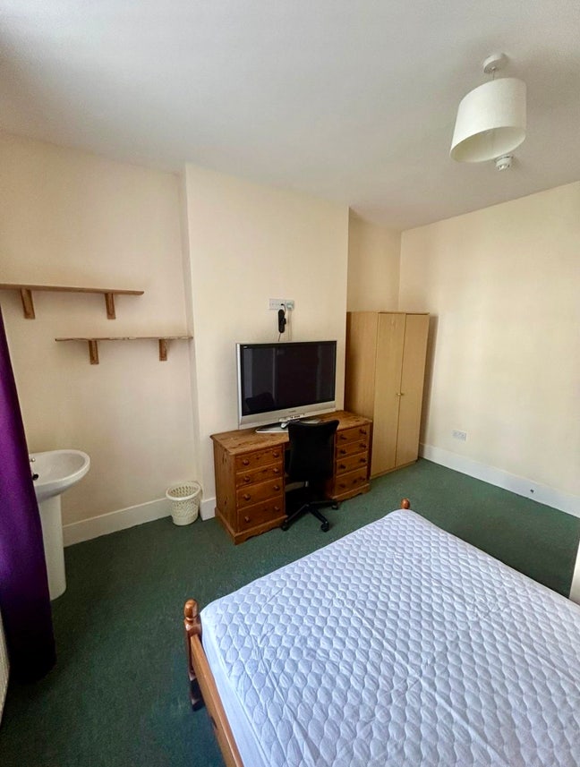 Large double room in great location  Main Photo